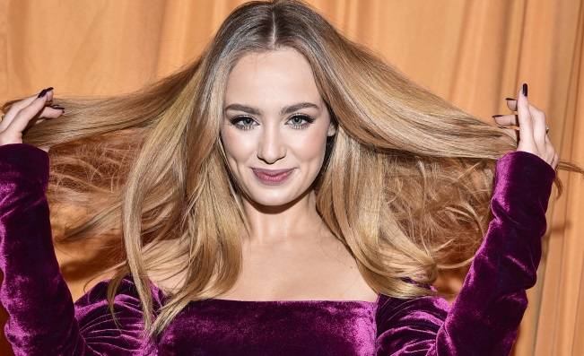 Wiktoria Gąsiewska kusi w błyszczącym stroju kąpielowym. Głęboki dekolt przyciąga wzrok