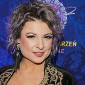 Magdalena Narożna naturalnie. Sceniczny strój zamieniła na top i szorty. Tak pozowała partnerowi! [ZDJĘCIA]