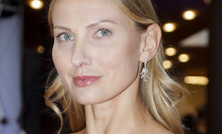 Joanna Moro w stroju kąpielowym. Skomentowała swój wygląd: "Zimna woda pomoże wrócić do formy"