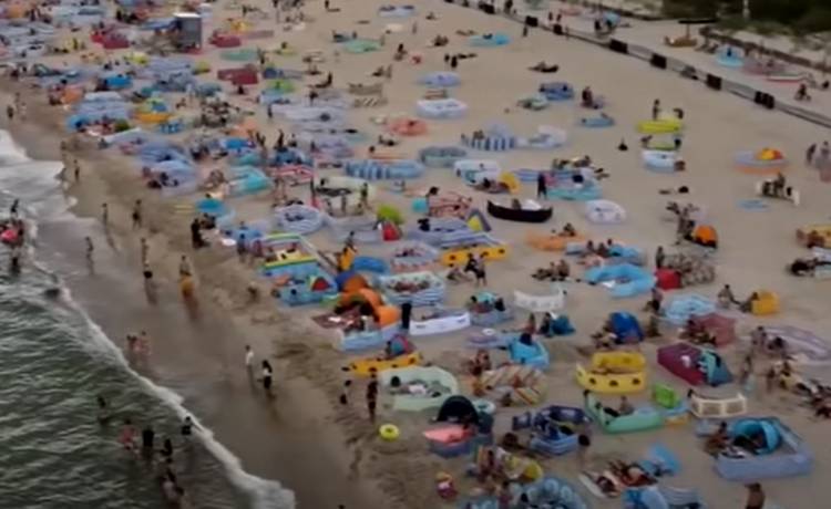 Z parawanem na plażę o 6 rano? W sieci aż roi się od niewiarygodnych zdjęć! [FOTO]