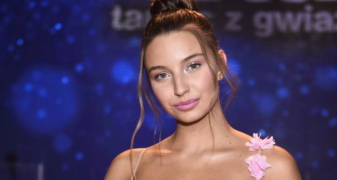 Julia Wieniawa eksponuje biust w kreacji z głębokim dekoltem. Wie, jak zrobić piorunujące wrażenie