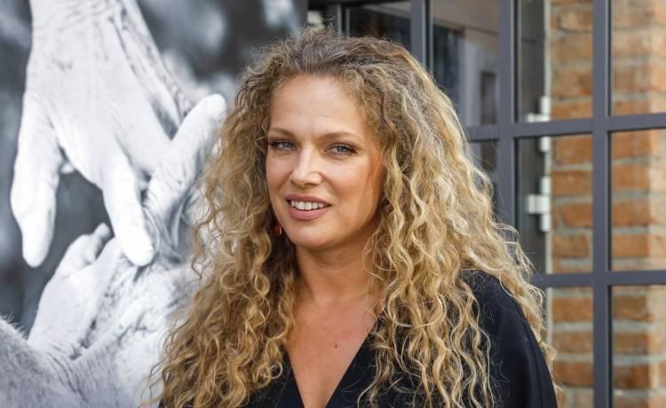 Odmieniona Liszowska pozuje z głębokim dekoltem. Wygląda niczym blond Kleopatra? [FOTO]