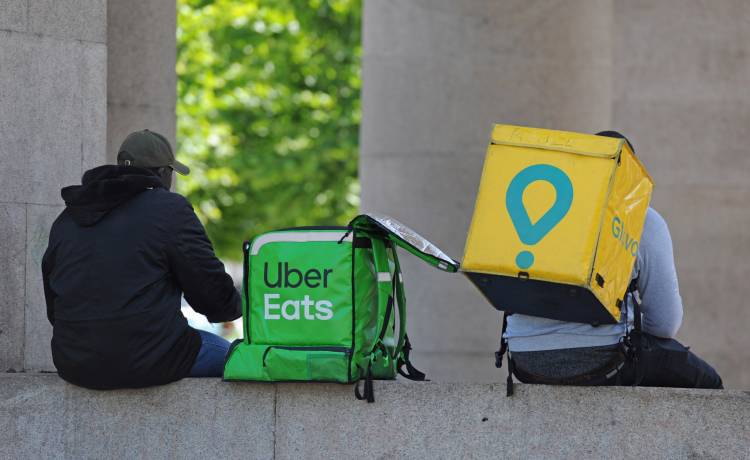 UOKiK wszczął postępowanie wobec popularnych aplikacji do zamawiania jedzenia. Na co skarżą się konsumenci?