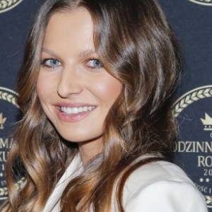 Anna Lewandowska w bikini. Na piaszczystej plaży pozowała niczym profesjonalna modelka! [ZDJĘCIE]              