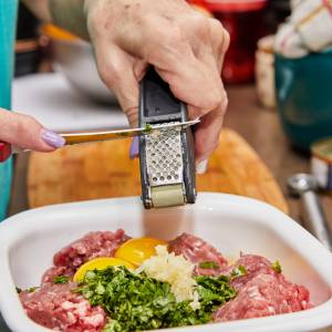 Mielone będą pulchne, soczyste i miękkie! Dodanie tego do kotletów to najlepszy trik