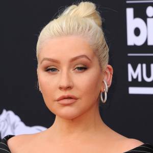 Bałamutna Christina Aguilera przeciąga strunę?! Jej uniesione piersi "umykają" przed dekoltem [FOTO]