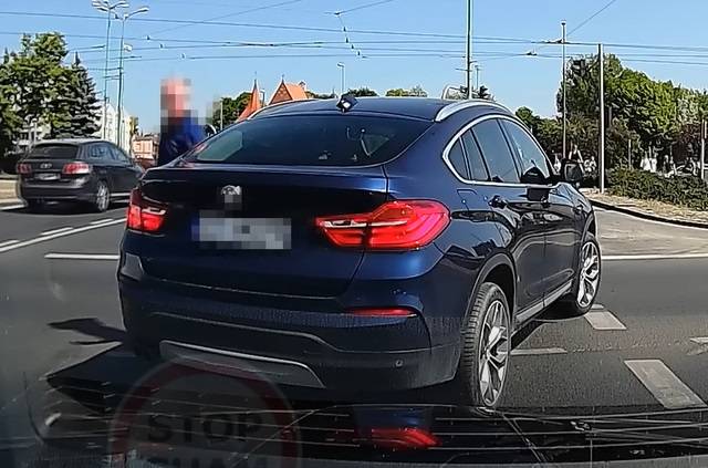 Próbował skręcić w prawo z pasa do jazdy na wprost. "Chyba wygrał prawko w paczce chipsów" [WIDEO]