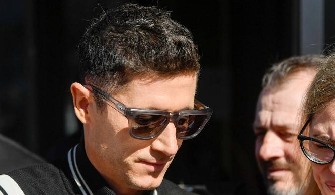 Robert Lewandowski zrobił niespodziankę dzieciom w szpitalu. Odwiedził je z drużyną FC Barcelony! [FOTO]