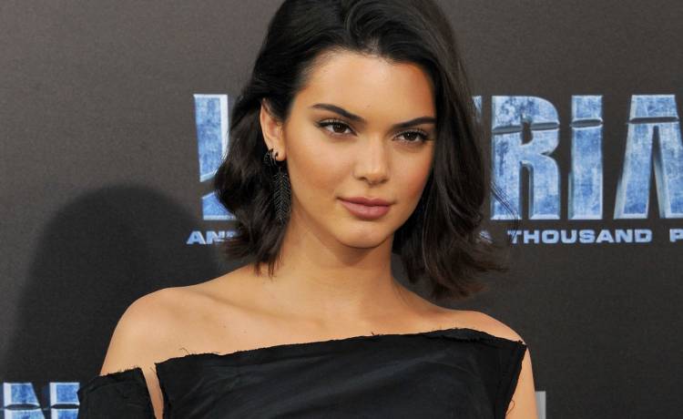 Kendall Jenner rozgrzewa fanów, pozując w miniaturowym bikini. "Najseksowniejsza na świecie"