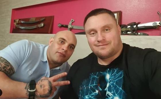 "Gogglebox. Przed telewizorem". Krzysztof Radzikowski ma dziecko! Uczestnik show TTV pokazał pierwsze zdjęcie pociechy. Znamy płeć i imię!             