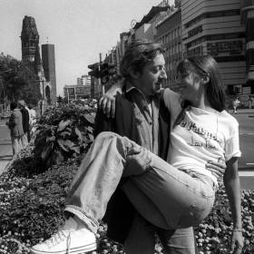 „Ty jesteś falą, ja nagą wyspą”. Spekulowano, że tę piosenkę nagrali w sypialni