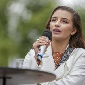 Julia Wieniawa zaliczyła sporą wpadkę. Odsłoniła dekolt i pokazała za dużo. "Nie zauważyłam tego"             