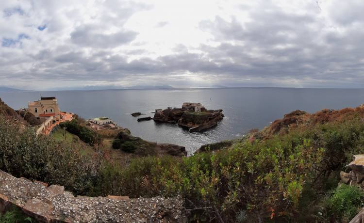 Krwawa wyspa nieopodal Neapolu. Czy jest przeklęta?