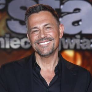 Krzysztof Ibisz postawił na róż! Polski James Bond? Internauci nie mają wątpliwości! [ZDJĘCIE]