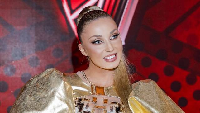 Cleo rozpuściła włosy. Po kucyku nie ma śladu! Krótkie pasma przyciągają wzrok [ZDJĘCIA]