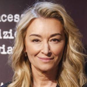 Martyna Wojciechowska w ciemnych włosach i z grzywką. Gwiazda odmieniona nie do poznania [FOTO]