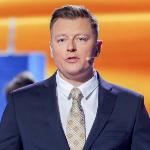 Rafał Brzozowski w kajdankach? Zdjęcie wywołało wielkie poruszenie. Wokalista komentuje [FOTO]