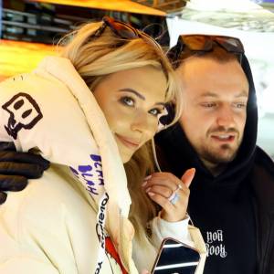 Baron śpi obok jasnowłosej piękności. Nie jest to Sandra Kubicka! 