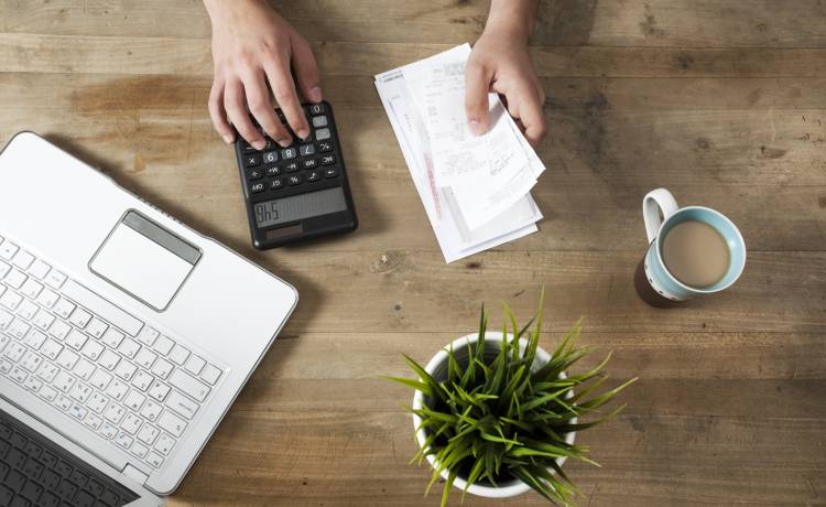 Czy przez kryzys zarobimy mniej, niż minimalna krajowa? Kontrowersyjny zapis