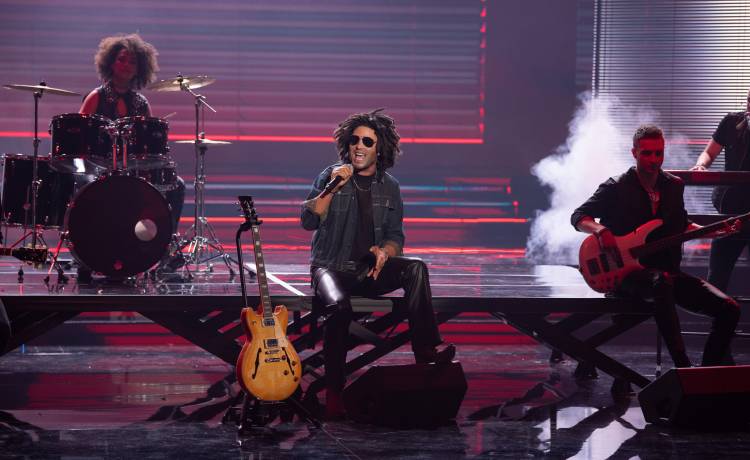 "Twoja twarz brzmi znajomo". Kolejny niewiarygodny występ Danzela. Wokalista idzie po wygraną? [WIDEO]