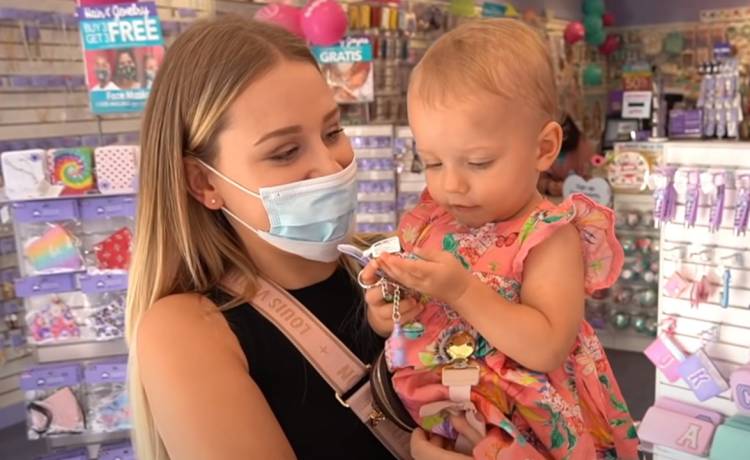 Youtuberka przekłuła uszy rocznej córce! Mała dziewczynka dostała w prezencie urodzinowym zabieg i kolczyki