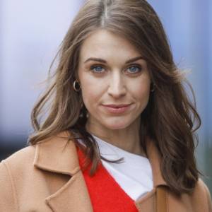 Julia Kamińska w prześwitującej kreacji. Koronkowa bielizna przyciąga wzrok. Tak wyszła na ulicę! [ZDJĘCIA]