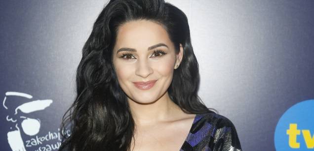 Ewelina Lisowska odsłania zgrabne ciało, pozując w stroju kąpielowym. Uwagę przykuwają jej tatuaże [ZDJĘCIA]