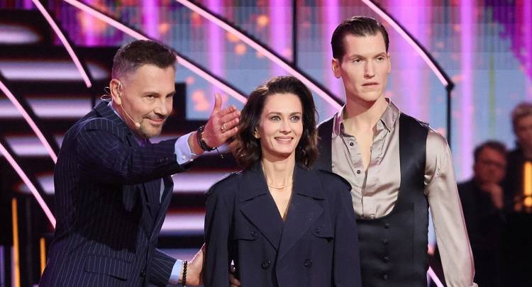 "Taniec z gwiazdami 14". Anita Sokołowska wskoczyła prosto w ramiona partnera! Fenomenalny występ aktorki [WIDEO]