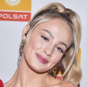 Wiktoria Gąsiewska z głębokim dekoltem i kieliszkiem w ręku. Tak wystroiła się na randkę