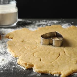 Sekret idealnego kruchego ciasta. Dodaj dwie łyżki i zapomnij o twardych wypiekach!