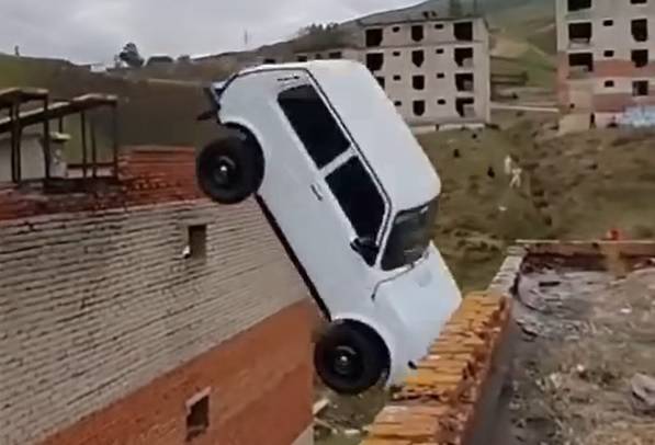 Skok samochodem z dachu. Pojazd spadł z trzeciego piętra z kierowcą w środku [WIDEO]