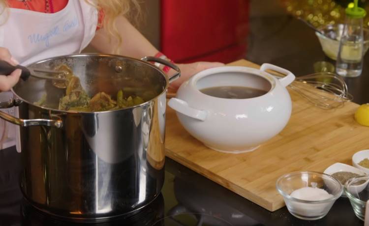 Przepis na grzybową z wódką od Magdy Gessler. Takiej grzybowej nie znaliście