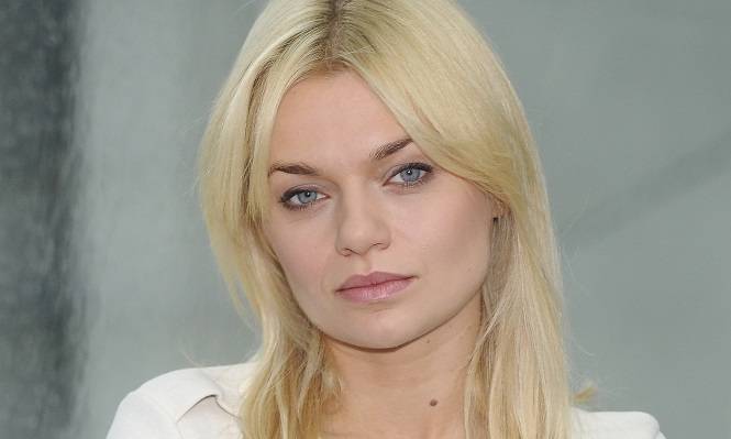 Emilia Komarnicka zniewala. Pozuje tylko w zsuwającej się z nagiego ciała koszuli [FOTO]