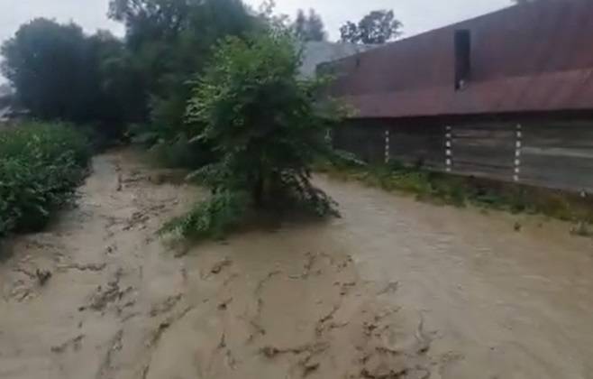 Zalane posesje, strumienie wody na drogach i chodnikach, wezbrane rzeki. Nawałnice przechodzą przez południe Polski [WIDEO]