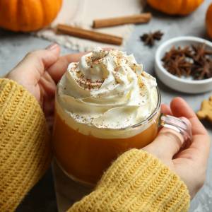 Odkryj sekrety jesiennego smaku. Przepis na kultowe pumpkin spice latte! 