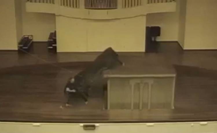 Wypadek na scenie w Poznaniu. Fortepian spadł na podłogę [WIDEO]