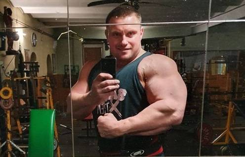 "Gogglebox. Przed telewizorem". Krzysztof Radzikowski na nowym zdjęciu z synkiem. Internauci zauważyli ogromne podobieństwo! "Młody już pręży biceps" [ZDJĘCIE]