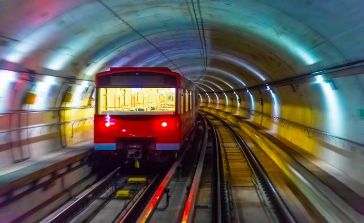 Czechy. Pijany Polak zablokował ruch tramwajowy po tym, jak jechał samochodem po torowisku