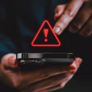 Nigdy nie odbieraj tak telefonu! Jedno słowo może pomóc oszustom