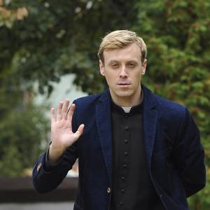 Pamiętasz księdza Macieja z „Rancza”? Zobacz, jak dziś wygląda aktor, który go grał!