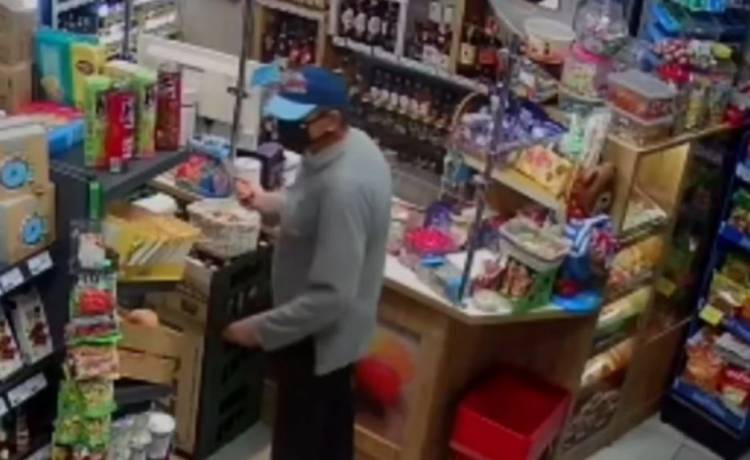 Napastnik próbował obrabować sklep. Ekspedientka broniła się lodówką [WIDEO]