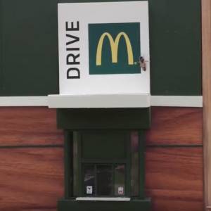 Najmniejszy fast food na świecie! To McDonald's dla... pszczół! [WIDEO]