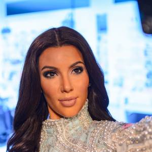 Kim Kardashian odsłania pośladki na tle amerykańskiej flagi. Celebrytka przeszła niezwykłą przemianę! [ZDJĘCIA]