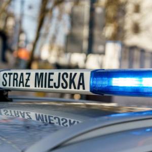 19-latek gonił z maczetą jadącego na hulajnodze. Jego młodszy kolega miał przy sobie wiatrówkę