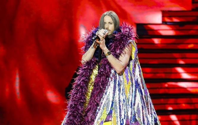 Michał Szpak w kościele śpiewa "Ave Maria". Fani: "Dreszcze"