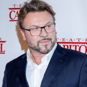 Michał Milowicz zarażony koronawirusem. "Trzecią dobę zastygam w domu, próbując poskromić ból" - pisze aktor w sieci                                                                                                 