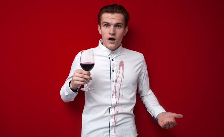 Czym można usunąć plamę z czerwonego wina? Zajrzyj do kuchni!