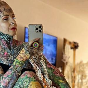 57-latka przeszła ogromną metamorfozę. W 10 lat pokryła tatuażami CAŁE CIAŁO