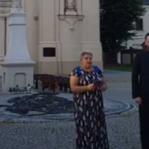 "Shallow" w wykonaniu księdza i katechetki. Pielgrzymkowa wersja hitu trafiła do sieci!