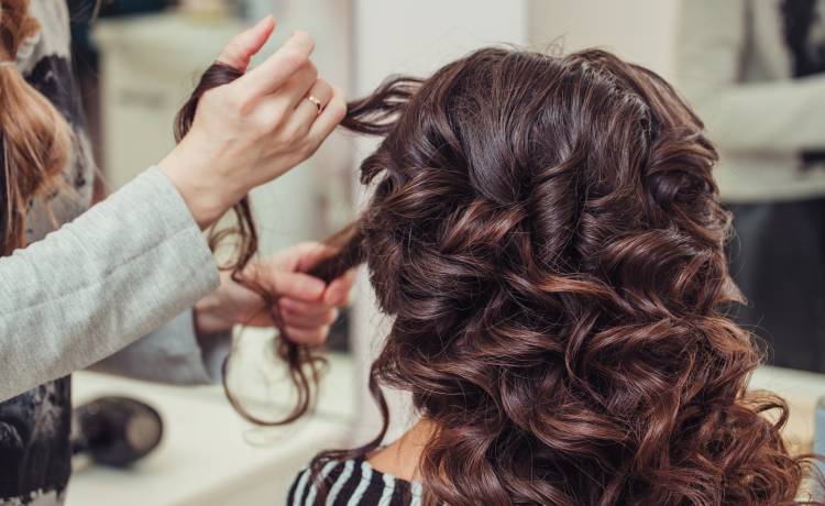 Genialny trik z TikToka na kręcenie włosów. Daje spektakularny efekt! [WIDEO]